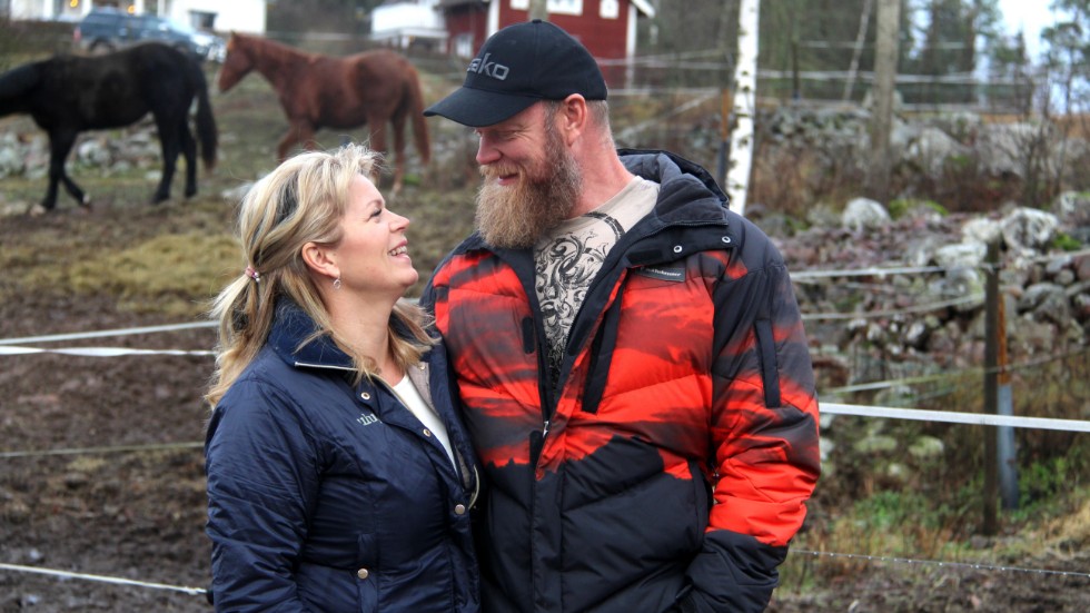 Inte nog med att Magnus Samuelsson fyller 50 år, det var också 25 år sedan han träffade sin fru Kristin i kön utanför Kisa Wärdhus. "Det viktiga har alltid varit familjen", säger födelsedagsbarnet.
