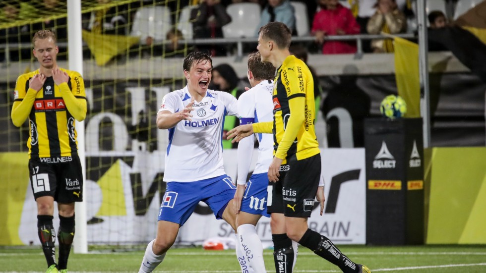Rasmus Lauritsen och Alexander Fransson firar danskens mål. 