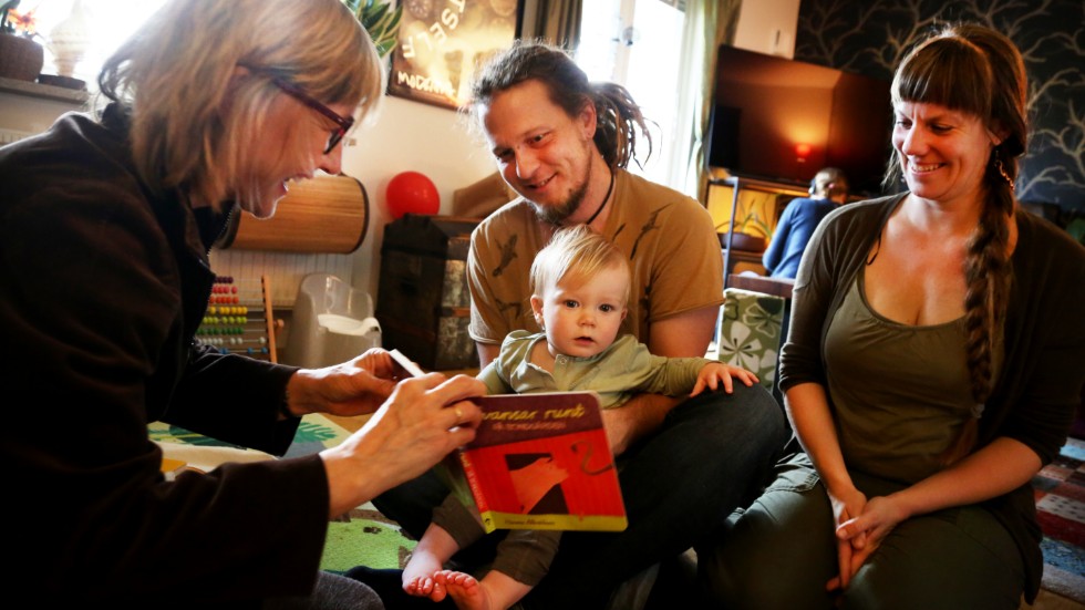 Läsinspiratör Karin Cervenka, förskollärare på Myllan, knackar på med nya böcker till ettåriga Dylans växande bibliotekt. Något som föräldrarna Mattias Sjöqvist och Amanda Overmark är tacksamma för.