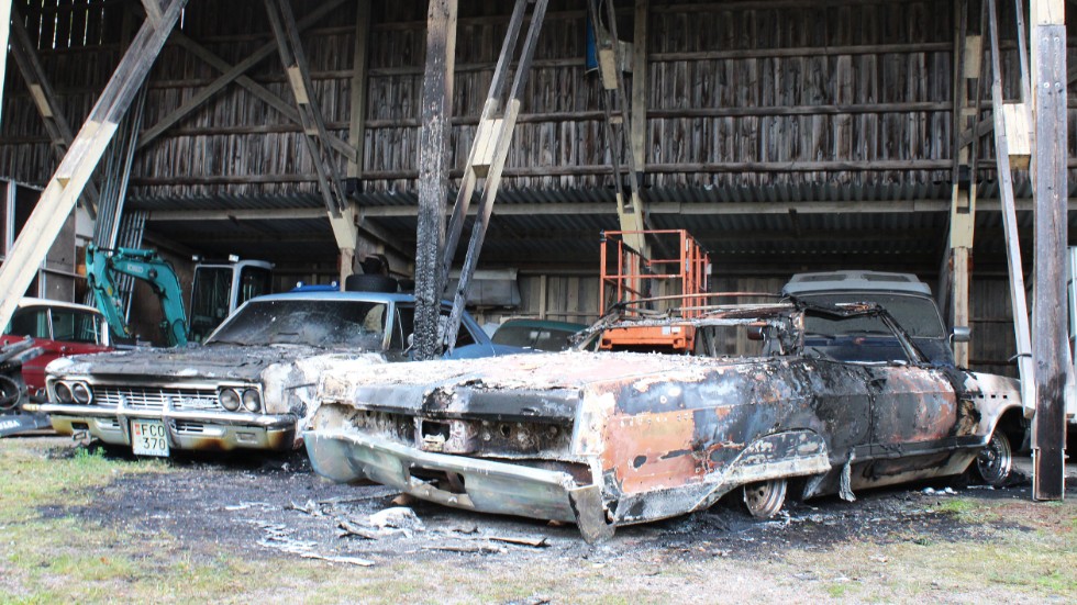 Försvarets gamla byggnad går under namnet Giraffstallet på grund av sin ovanliga takhöjd. Här förstördes två bilar i nattens brand.
