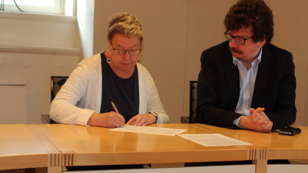 Mia Sköld (MP) och Lars Stjernkvist (S) skriver under förslaget till finanspolitiskt ramverk och finanspolitiska mål.