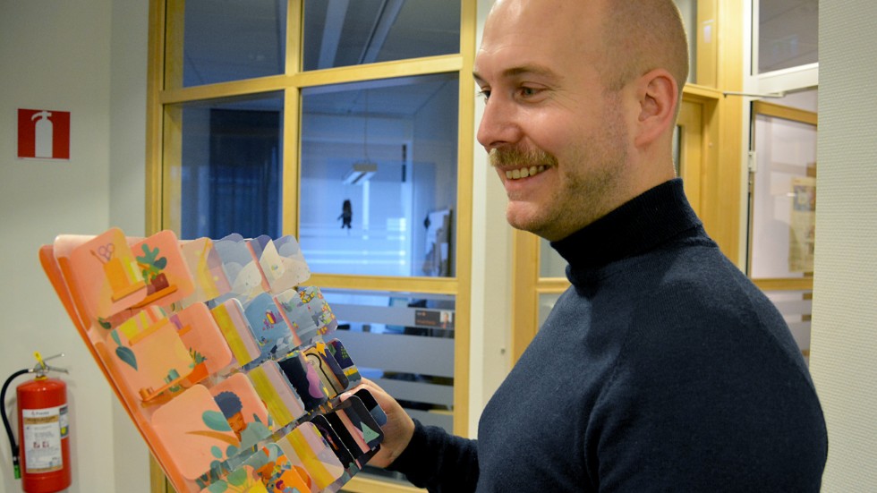 Christoffer Olsson på Tjustbygdens sparbank visar Snällkalendern, Friends adventskalender, som banken nu delar ut till alla skolklasser upp till årskus 6 i Västerviks kommun.