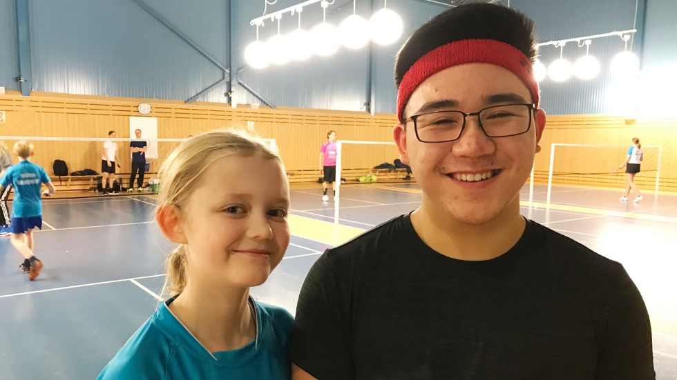 Vera Kullström och Ossian Nguyen är två av ungdomarna i Eskilstuna Badmintonklubb.