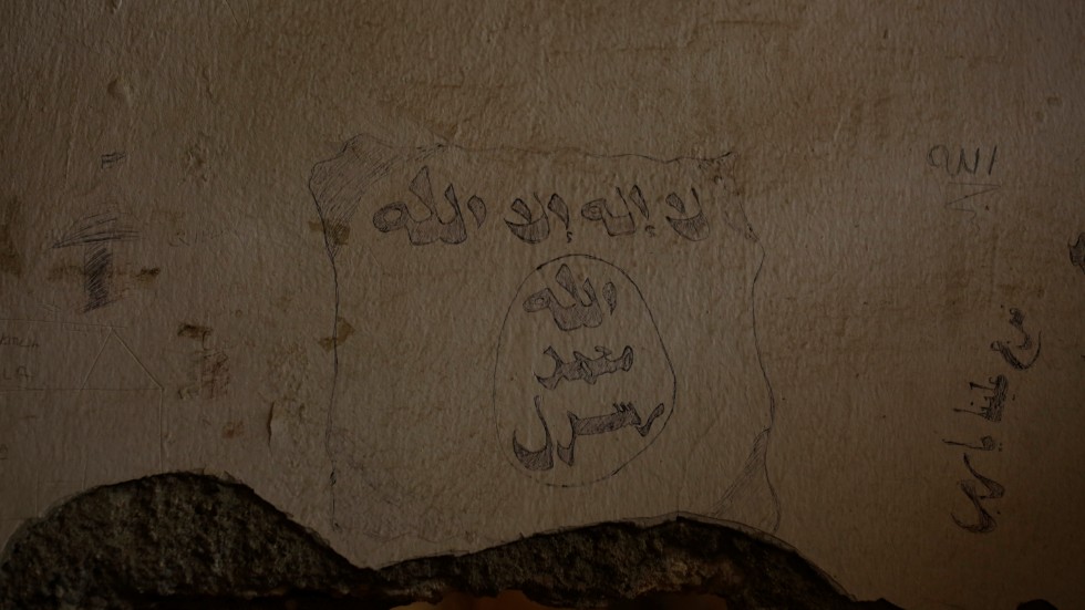 I ett fängelse i Syrien har en fånge ritat IS flagga. Hur kommer man åt ideologin?