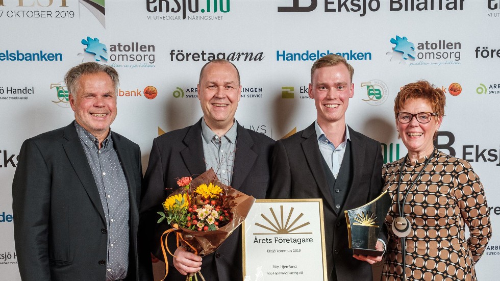 Årets företagare blev Filip Hjelmland, 21, här flankerad av fr v Olle Athler, Företagarna Jönköpings län, pappa Mikael Hjelmland och Carina Eldåker, eksjö.nu 