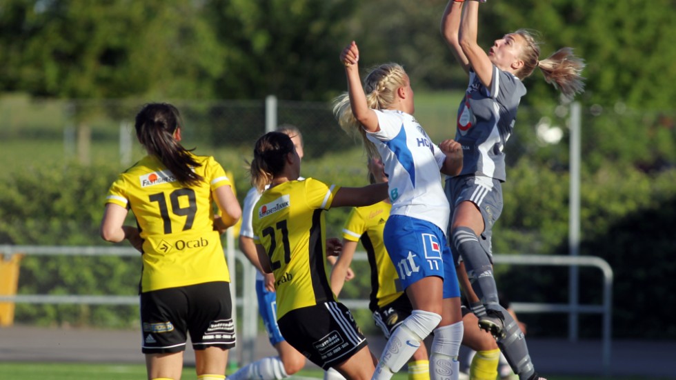 Målvakten Anna Veström högst upp i en duell i derbyt mot IFK Norrköping.