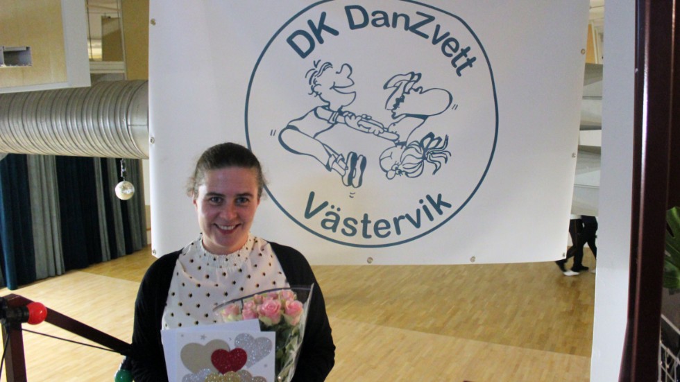 Therese Jonsson tilldelas Småland-Blekinge Dansportsförbunds ledarstipendium.