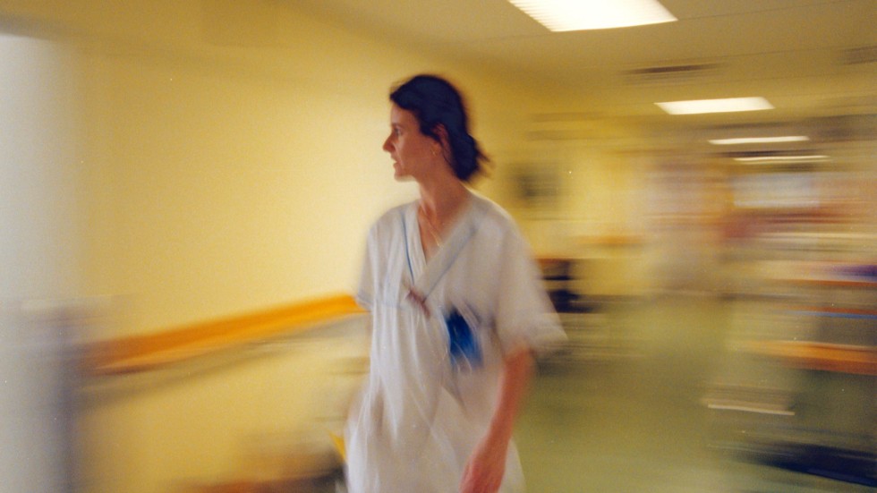 Undersköterskorna tvingas springa snabbare när resurserna saknas i vården, konstaterar debattörerna. 