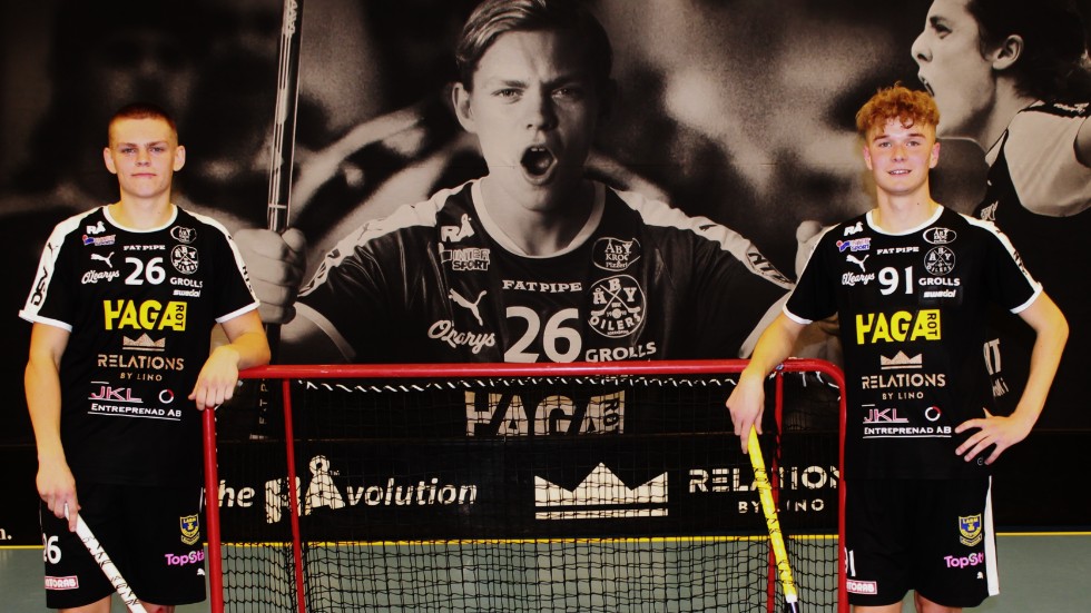 Grabbarna som vet var de har varandra och buren, Adam Wastesson och Felix Karlsson i Åby Oilers.