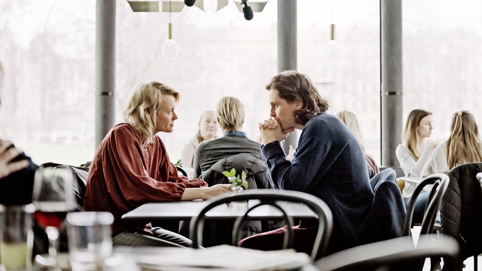 Josephine Bornebusch och Sverrir Gudnason i utmärkta serien "Älska mig".