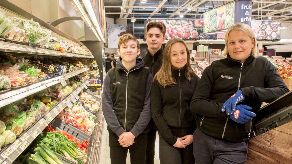 William Hoinard, William Karlsson, Tilda Harrsjö och Kalle Martinsson har bytt skolbänken på Tallåsskolan mot praoplatser i en livsmedelsbutik den här veckan.