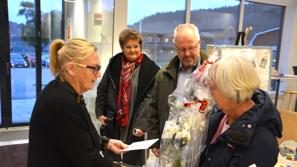 Gunilla Johansson Frisk ger blommor till Ingegerd Fyhrman från Rebeckalogen nr 107 "Johanna Lundberg" som tack för stödet till det tema som nu avslutats.