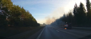 BMW tog eld under färd på E4 utanför Uppsala