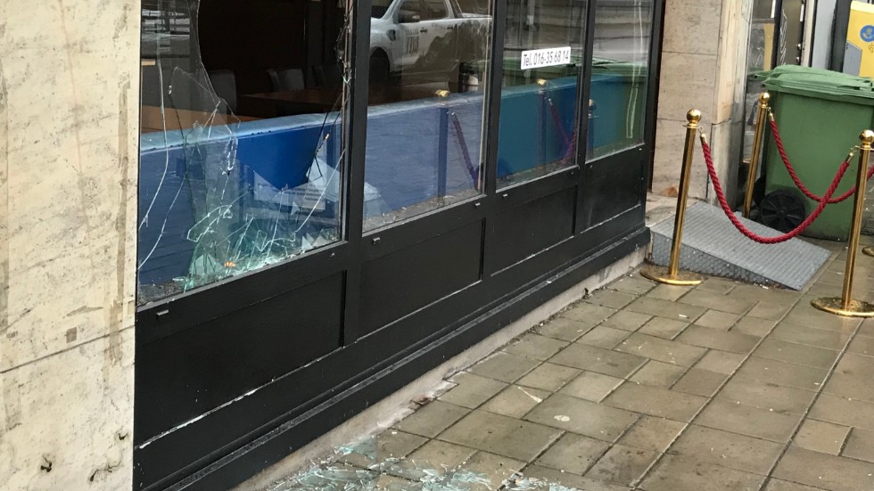 En person hoppade ut genom en restaurangs fönster under måndagen.