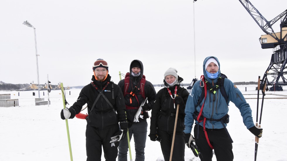 De trotsade kylan och tog sig runt Sandön på söndagen, en tur på 35 kilometer. Från vänster: Lukas Rust, Olle Frisk, Anna-Clara Forss och Gustav Häggström.