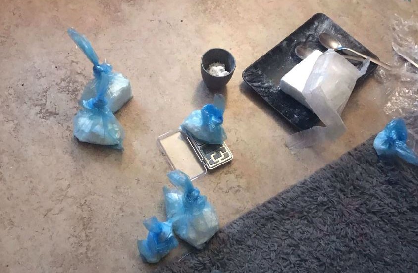 När polisen gjorde en husrannsakan i lägenheten, fanns det flera påsar med kokain som låg helt öppet i vardagsrummet.