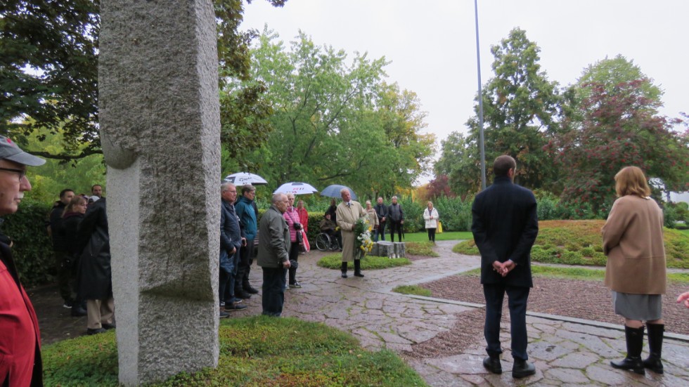 Ceremonin inleddes med tal av Eva Edwardsson (L) och Erik Pelling (S). Därefter höll även Lasse Johnsen, som förlorade sin dotter i Estoniakatastrofen och som arrangerade minnesceremonin, tal samt lade ner en krans vid minnesmonumentet.