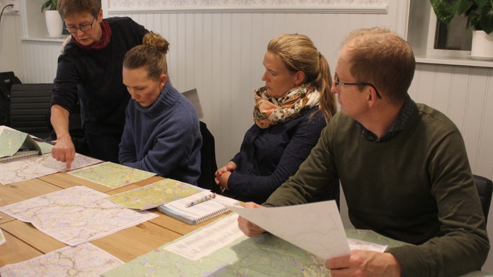 Ledens eventuella sträckning presenterades på ett möte med markägare, föreningar och andra nyfikna. Projektledare Heike Schliebener studerar kartan med Malvina Feltlind, Maria Österberg och Patrik Axelsson.