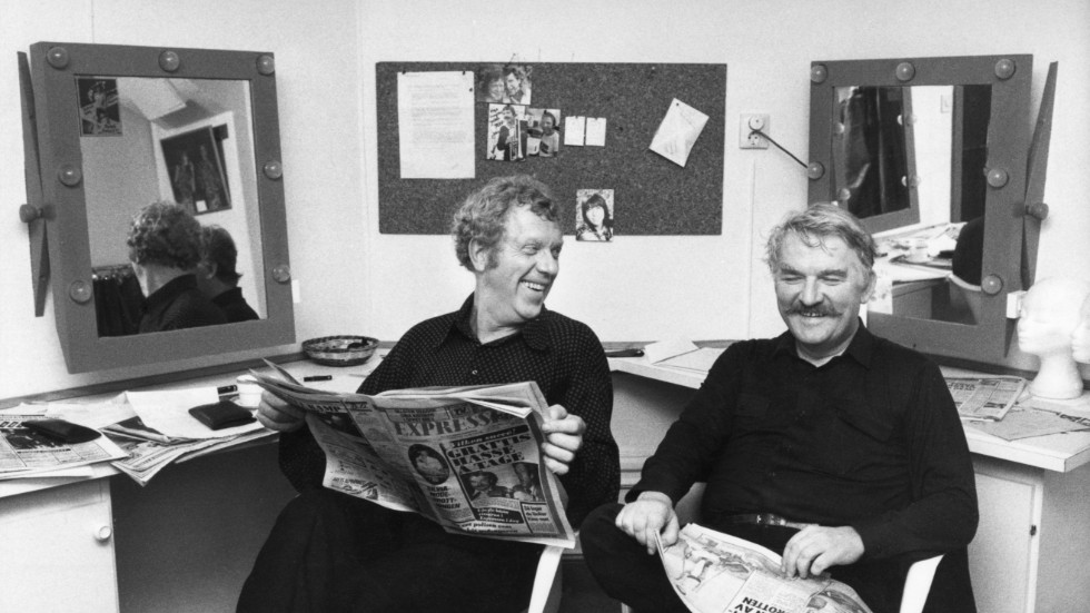 "Vi läser här i dagens tidning om att 1900-talets stjärnor aldrig dör på bio, och därför har vi tagit hit en av dessa stjärnor: Malte Lindeman!". Tage Danielsson och Hans Alfredson på en bild från 1979. 
