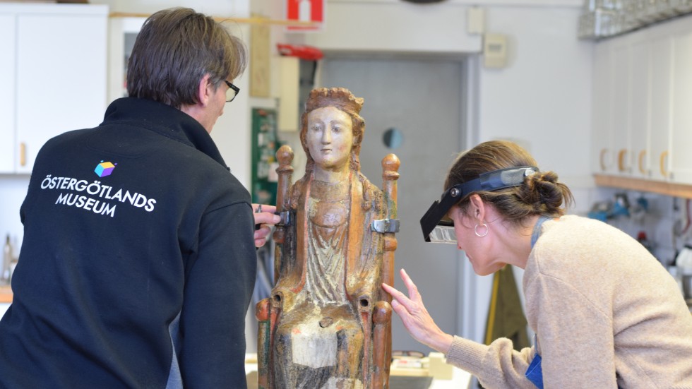 Här inspekteras Mariaskulpturen på Östergötlands museum av Johan Nilsson och Johanna Palm-Avis.