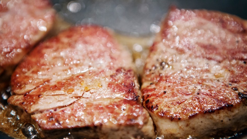En man och kvinna i 25-årsåldern döms för att ha stulit kött.