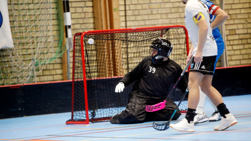 Skutskärs Robin Öster sätter bollen i krysset förbi en maktlös Jonatan Gustavsson i EIBK-målet.