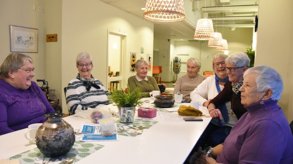 Från vänster: Yvonne Åberg, Gunilla Norman, Marta Sjödin, Maud Lindqvist, Lena Isaksson, Elisabeth Larsson och Berit Bolin. "Vi är egentligen så här glada här på tisdagarna" säger Gunilla Norberg".