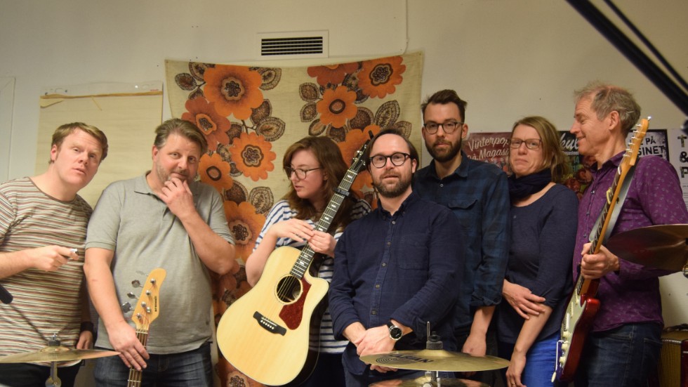 Några av de musiker som medverkar under "Vinterpop på Propellerteatern". Från vänster: Mattias Lindh, Örjan Huss, Jenny Doveson, Håkan Lindholm, Simon Svennberg, Jenny Sundqvist och Anders Ericsson.