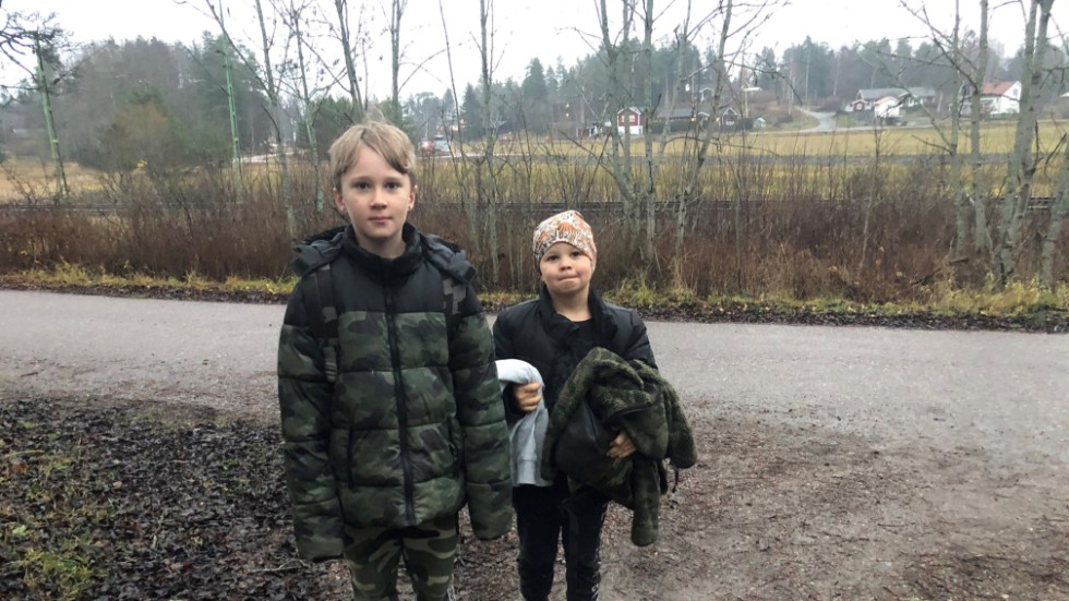 Fabian och Anakin Borndalen promenerar nu 2,5 kilometer för att lifta med ett annat barn som har skolskjuts till Margarethaskolan.