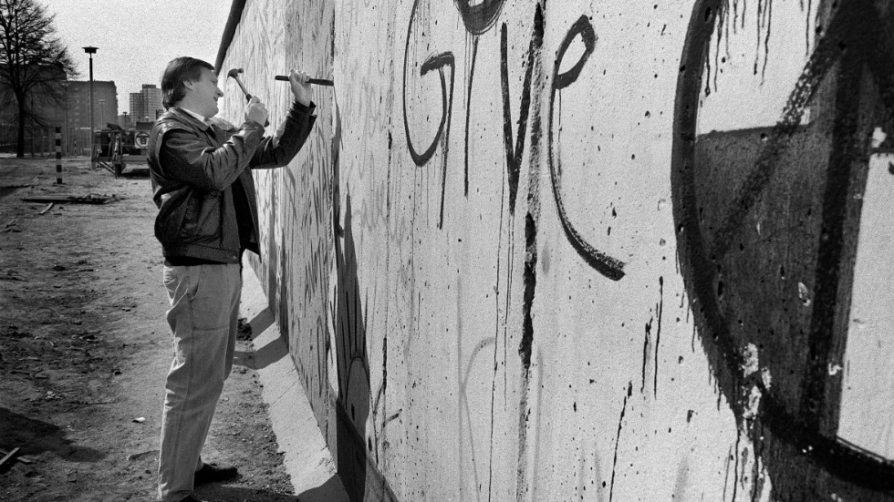"Överallt hördes ljudet av människor som gick loss med släggor, hammare och huggmejslar. Bit för bit försvann delar av den förhatliga Berlinmuren som kom att stå som en symbol för den så kallade järnridån."