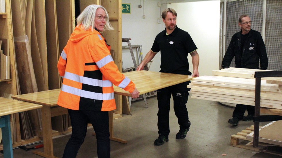Miljöingengör Martina Hornwall hjälper arbetsledaren Mattias Borup på Via Ekenäs.