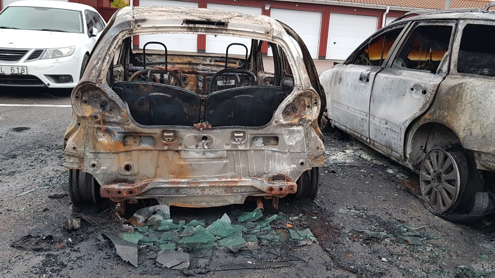 Två bilar blev helt utbrända och tre fick mindre skador vid nattens brand i Vidingsjö.