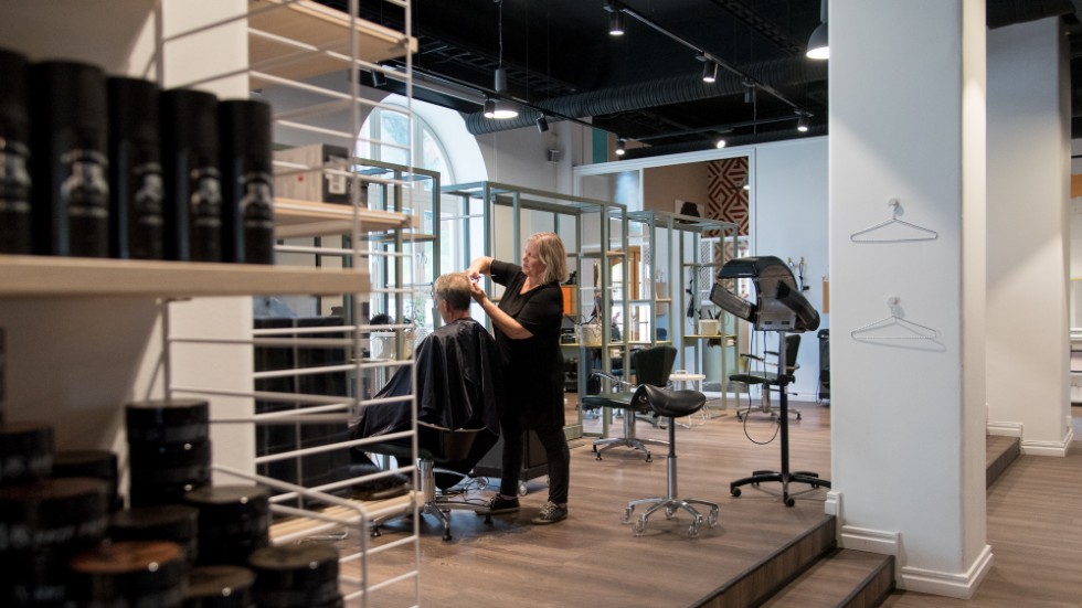 Frisörsalongen People har blivit nominerade till utmärkelse, igen. Här är det frisören Letitia Lindberg som klipper en kund. 