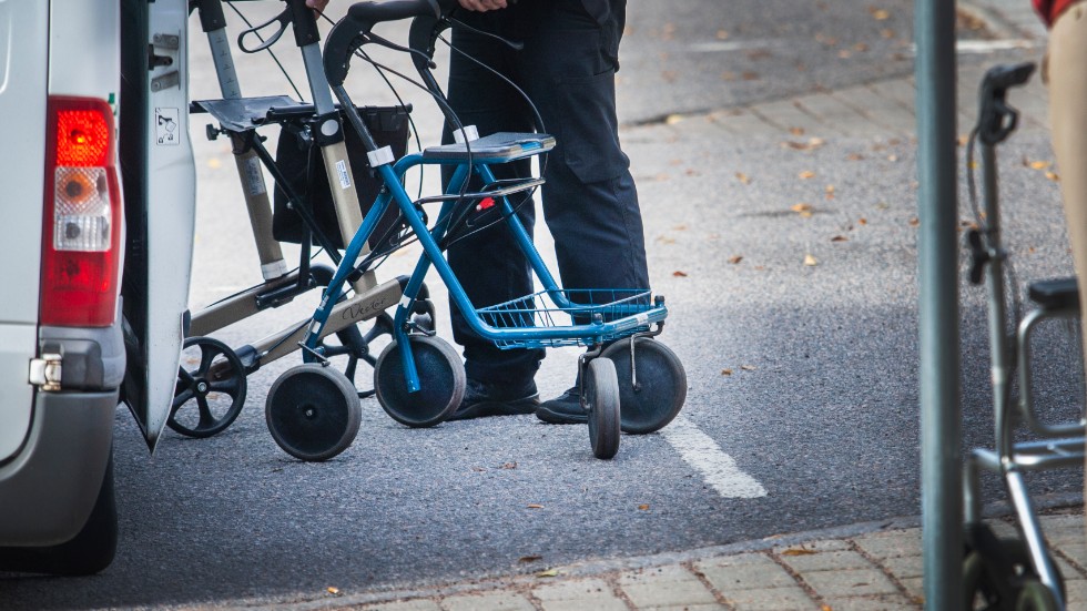 Östgötatrafiken menar att man tar till sig av förarnas kritik, men man lägger en del av ansvaret på bolagen som kör färdtjänst.