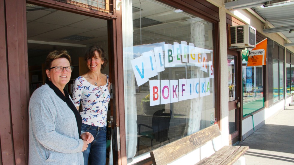 Bibliotekarierna Lena Wastesson och Kristina Vikström i dörren till Vilbergens bokficka, en ersättningslokal medan Vilbergens bibliotek renoveras.