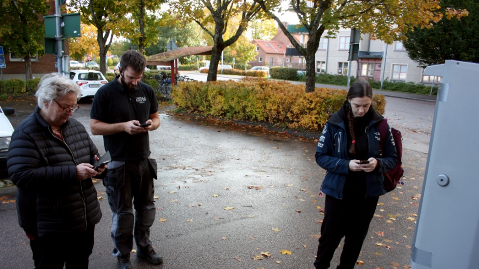 Trycka fram för parkeringsbetalning i sin mobiltelefon, som på bilden tagen utanför Polishuset i Enköping tidigare under hösten, uppskattas inte av alla. Nu kan det bli ändring.