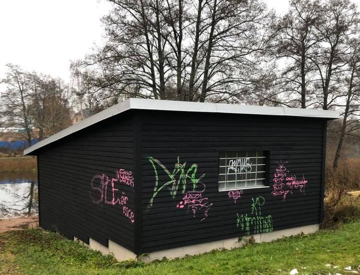 Det var under natten till onsdag som grön och rosa graffiti sprejades på Lundbybadets båthus