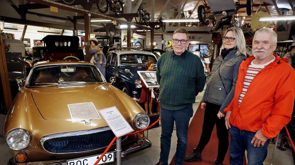 Museichef Johan Rahm tillsammans med Marianne och Bo Runfeldt på Motala Motormuseum där deras, före detta kungliga bil, numera har fått en plats. 