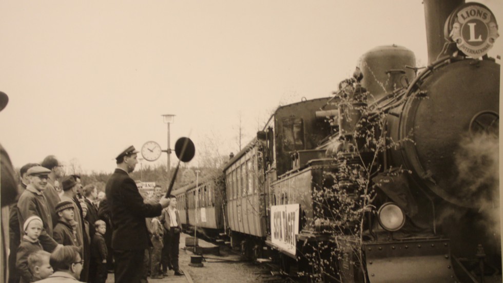 Stinsen vid Finspångs station, står beredd att vinka av sista persontåget mot Pålsboda från Finspång 1962.