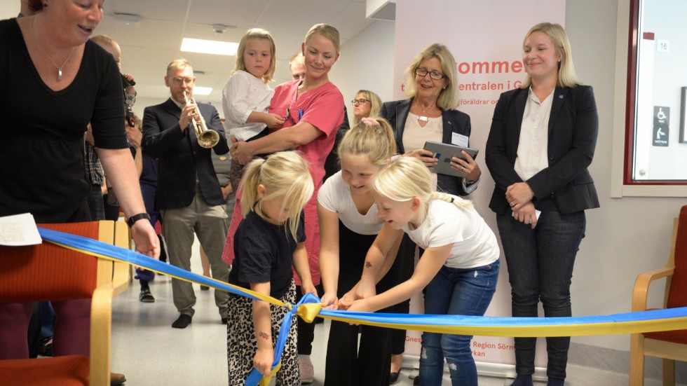 Tuva och Lily Skogsund, 4 och 8 år, och Ella och Ida Hellqvist, fick hedersuppdraget att officiellt förklara familjecentralen öppnad.