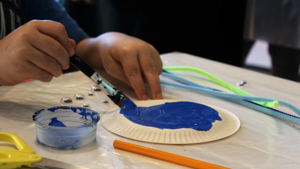 Erik Johansson, 7 år, målade en papptallrik med blå färg. Det skulle senare bli en krabba. 