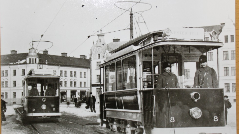 Två spårvagnar på väg vid Stortorget i Norrrköping omkring år 1905. Observera att förarplatsen är öppen.