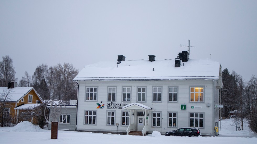 Jokkmokks kommun har dragit igång en process för att sälja byggnaden där turistbyrån tidigare huserat. Nu hoppas man se en hotellverksamhet som köpare.