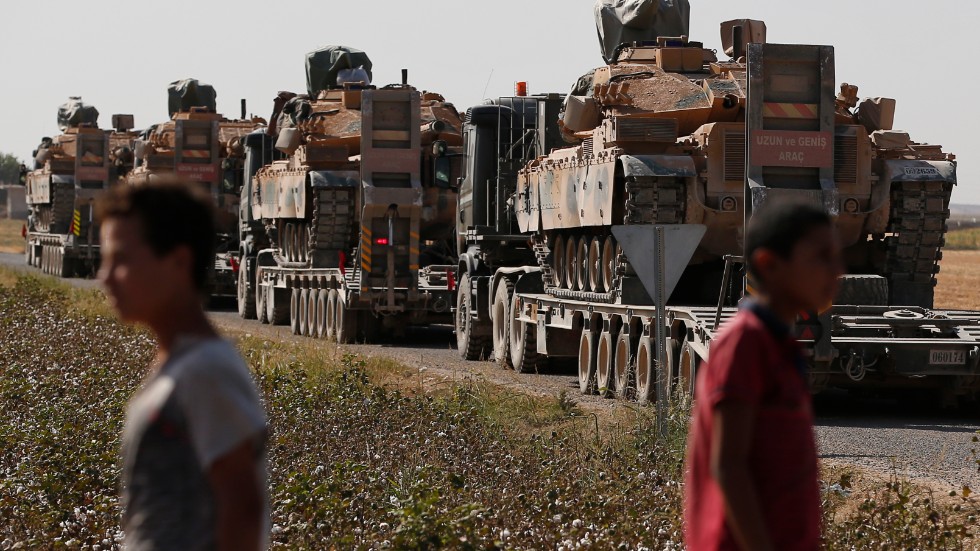 Turkiska styrkor på väg mot gränsen.