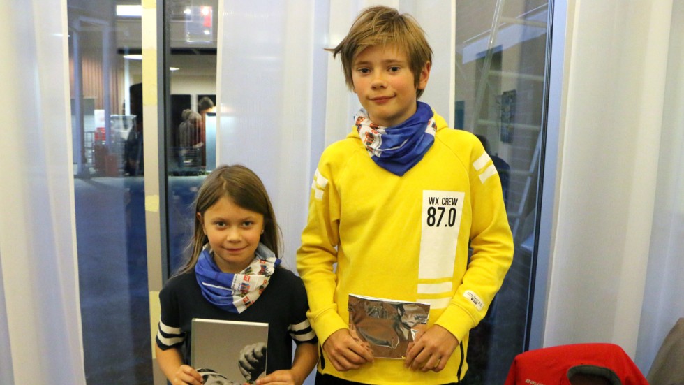 Syskonen Seth Olofsson, elva år och Thea Risberg, sju år har bestigit fyra toppar i sommar. De gick inte lottlösa hem från avslutningskvällen.