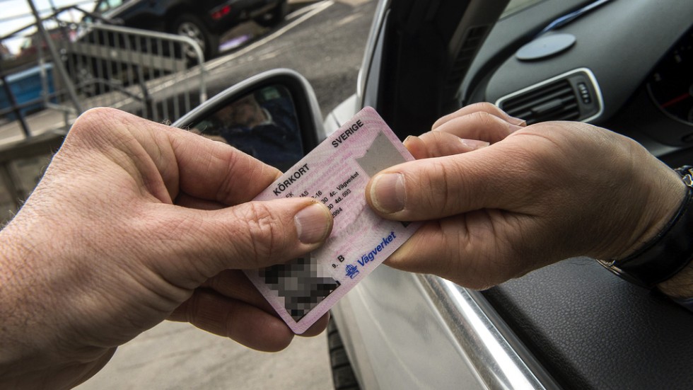 En bilförare döms för att kört runt med ett falskt körkort.