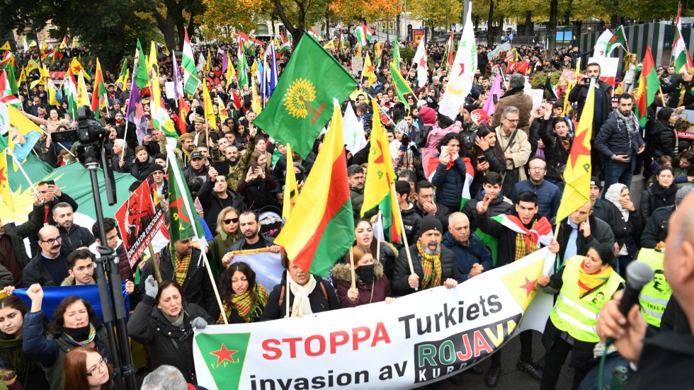 "Efter påtryckningar från bland andra Vänsterpartiet har den svenska regeringen beslutat att i EU driva kravet på ett vapenembargo mot Turkiet och direkt humanitärt bistånd till norra Syrien. Det är bra, men Sverige måste gå före och visa vägen".