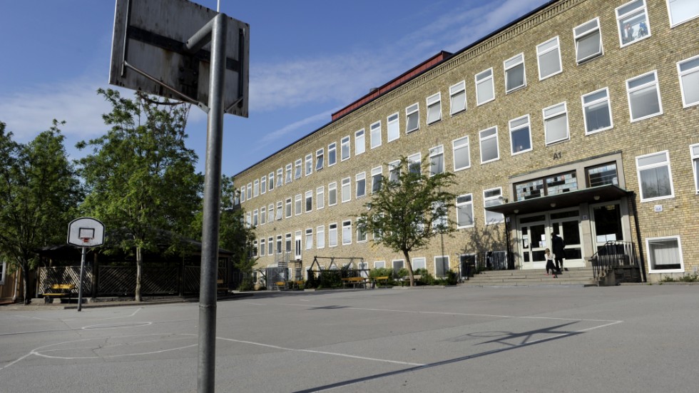 Den rekommenderade skolgårdsytan för grundskoleelever är 30 kvadratmeter per barn, skriver Vänsterpartiet i Eskilstuna.