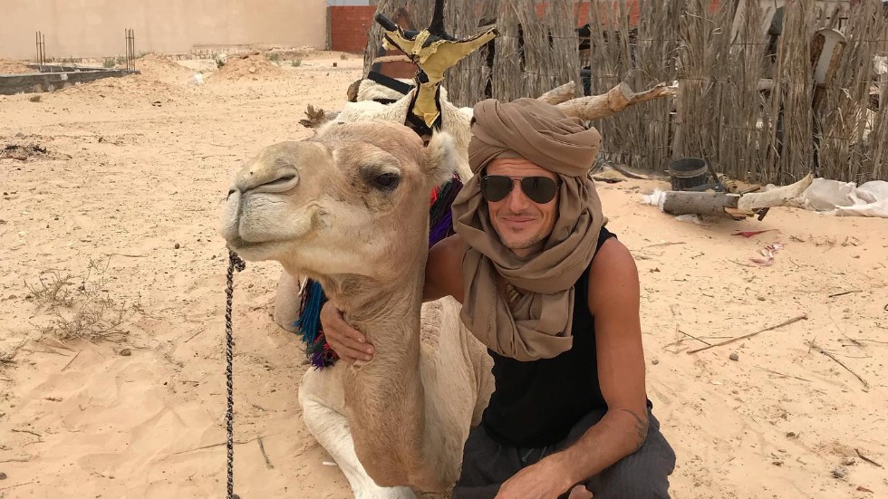 Micke Forsberg kallar sig för The Swedish Camel Rider på sociala medier, där han berättar om sitt äventyr. 