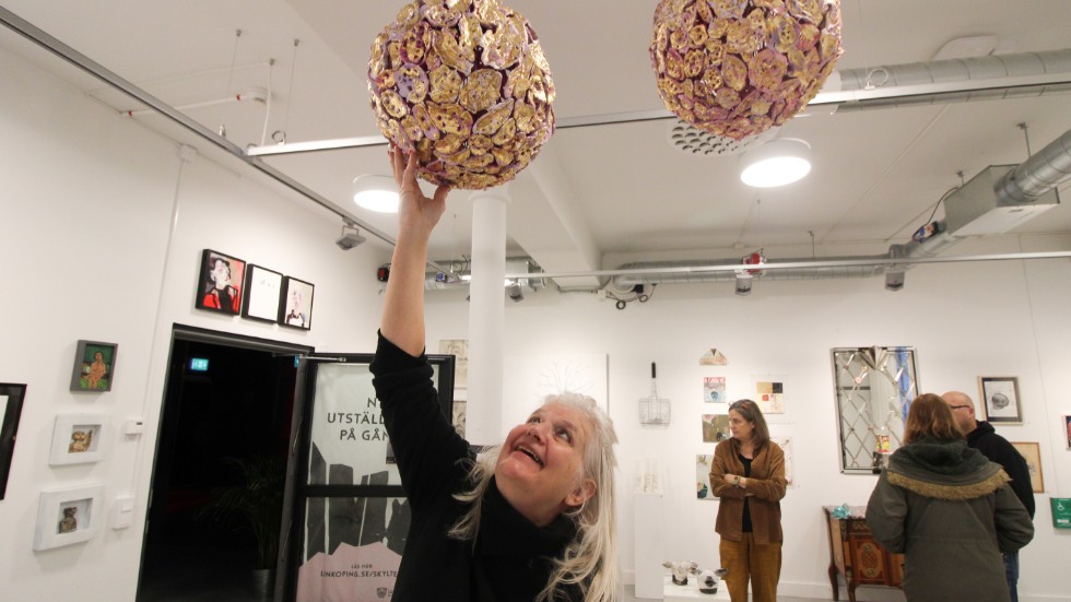 Joanne Posluszny Hoffsten med "Golden globes of hope" som är en fortsättning på hennes offentliga verk "Love pavillion" i Trädgårdsföreningen och "Love bench" på Olof Palmes plats. 